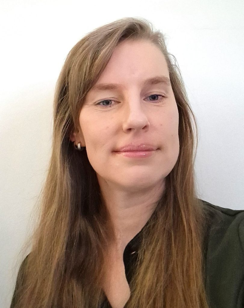 Bild einer Mitarbeiterin mit langen blonden Haaren namens Denise Ewald